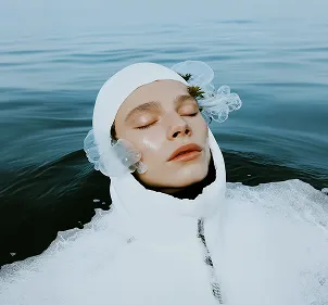 The weight of light in endless fields